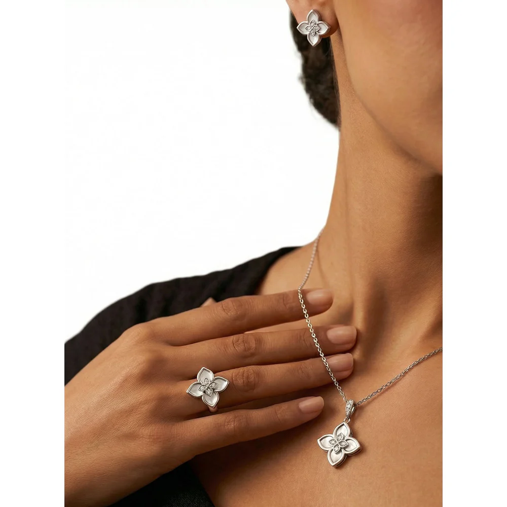 Women Nua Necklace